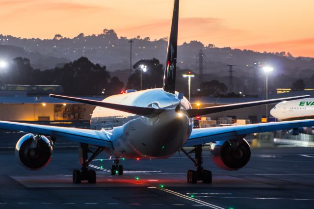 Boeing 777-200 (N218UA)