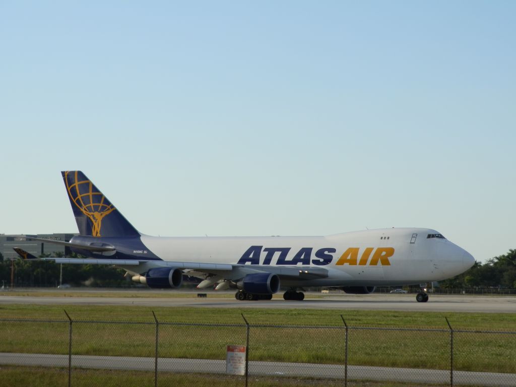 Boeing 747-400 (N415MC)