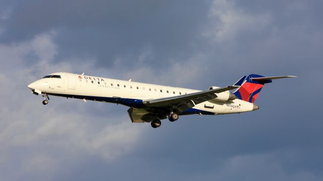 Canadair Regional Jet CRJ-700 (N616QX)