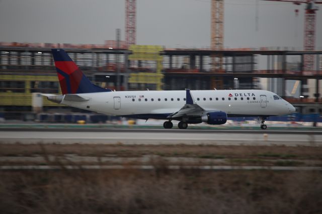 EMBRAER 175 (long wing) (N301SY)