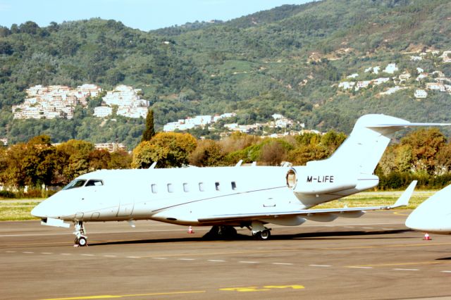 Bombardier Challenger 300 (M-LIFE)