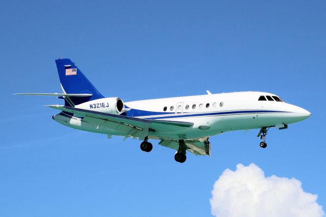 Dassault Falcon 2000 (N321EJ) - On short finals for rwy 10 on 23-Nov-21 visiting on a round trip from KTEB.