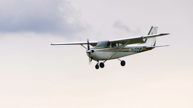 Cessna Skyhawk (N35623)