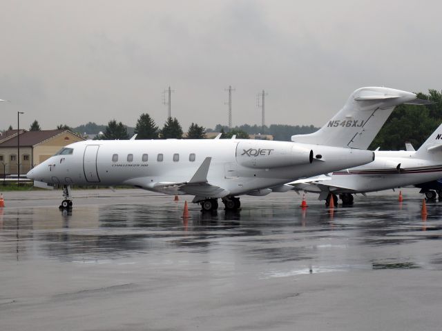 Bombardier Challenger 300 (N546XJ) - Large cabin.