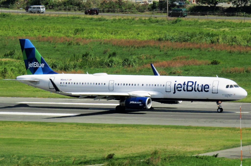 Airbus A321 (N944JT)