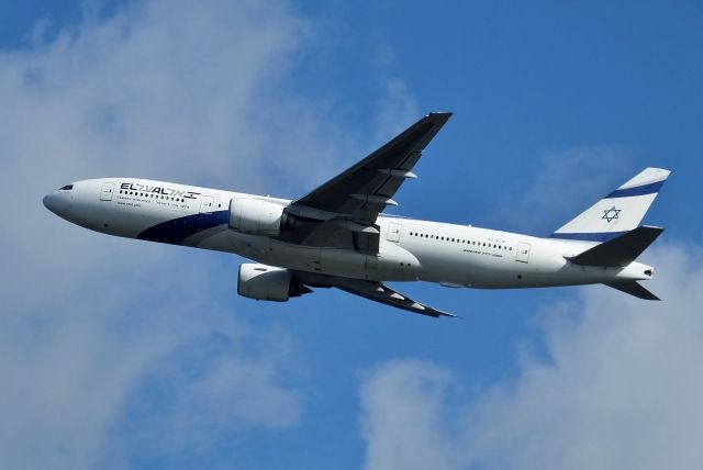 Boeing 777-200 (4X-ECB) - Deprtur at HKG Rwy07R (2016/07/26)