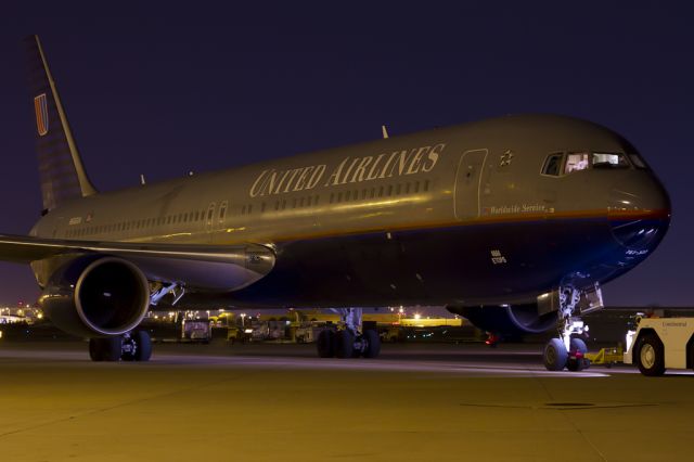 BOEING 767-300 (N666UA) - Sept. 26, 2011.