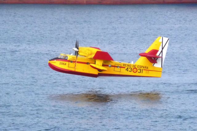 N4331 — - Gran Canaria, España. A Tomar agua para un gran incendio forestal.