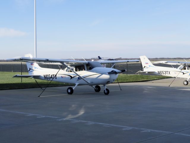 Cessna Skyhawk (N654TX) - Ready for a ferry flight to Russia. 17 DEC 2015.