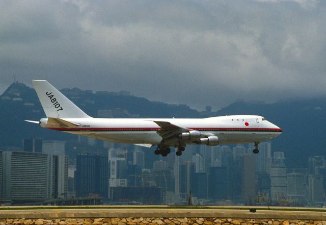 Boeing 747-200 (JA8107) - Short Final to Kai Tak Intl Airport Rwy31 on 1987/08/07