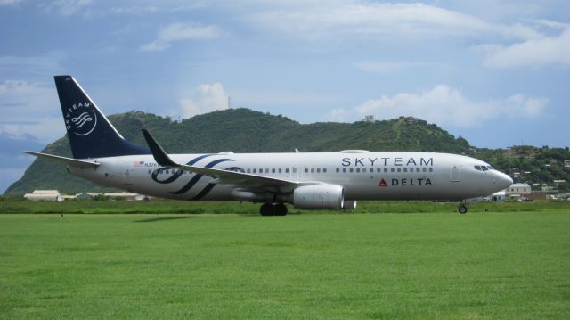 Boeing 737-800 (N3761R)