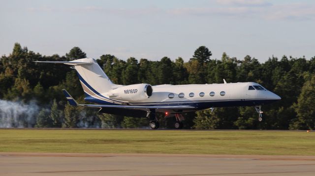 Gulfstream Aerospace Gulfstream IV (N816SP) - Smooth touchdown on 9