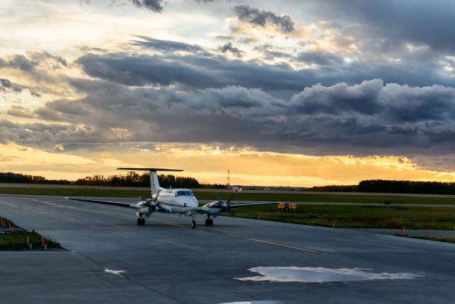 Beechcraft Super King Air 200 (LT912) - Nor-Alta taxiing in Edmonton