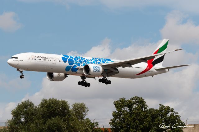 Boeing 777-200 (A6-ECC)