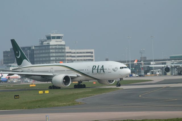 BOEING 777-200LR (AP-BGY) - MANCHESTER 29-03-2014 JROON