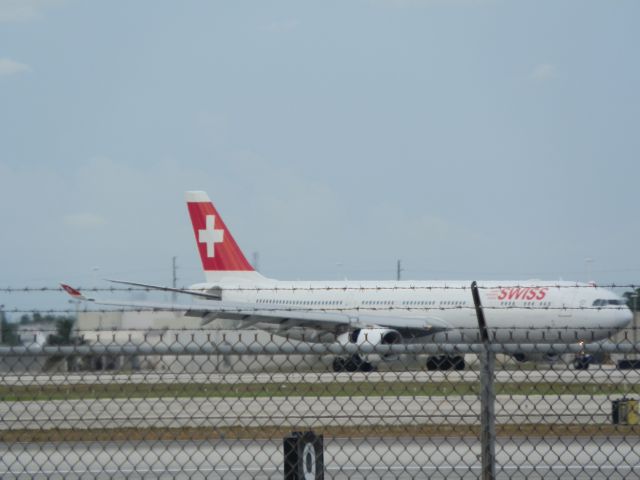 Airbus A330-300 (HB-JHJ)