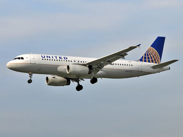 Airbus A320 (N420UA)