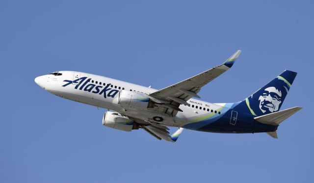 Boeing 737-700 (N615AS) - Departing LAX