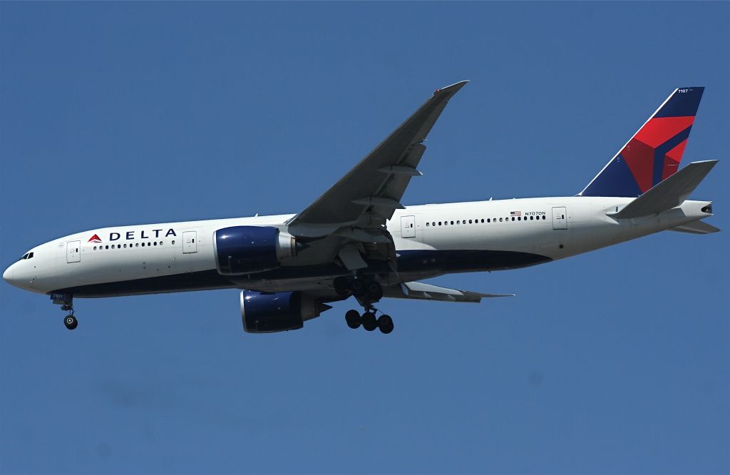 Boeing 777-200 (N707DN)