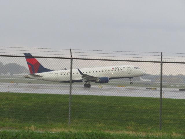 Embraer 175 (N226JQ) - N226JQ Lifting away from 17R