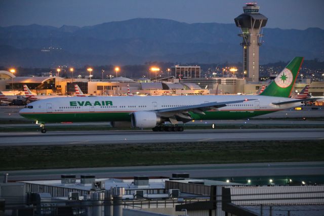 BOEING 777-300ER (B-16723)