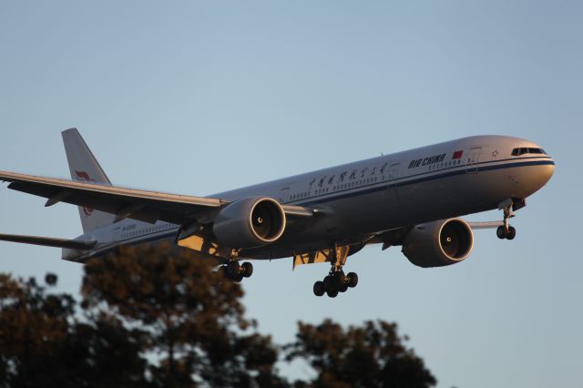 BOEING 777-300 (B-2085)