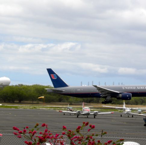 Boeing 777-200 — - UAL landing RWY 4R at PHNL