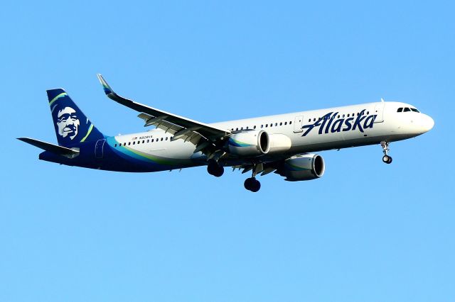 Airbus A321 (N928VA) - AS 1352 arriving from San Francisco