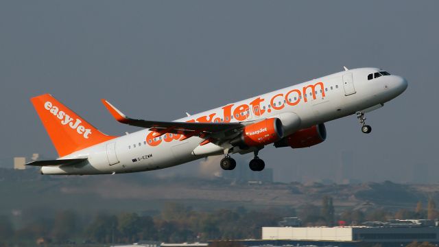 Airbus A320 (G-EZWM)