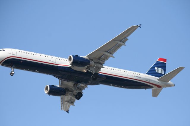 Airbus A321 (N564UW)