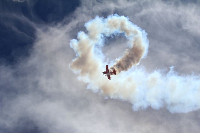 Experimental 100kts-200kts (N260HP) - Tight loop. Sean D. Tucker at Chino Planes of Fame Airshow 2018.