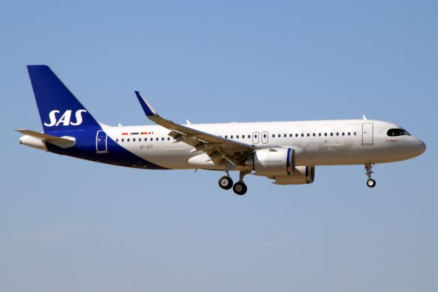 Airbus A320neo (EI-SIT) - On short finals for rwy 09L on 11-Aug-22 operating flight SZS505 from CPH on its first visit to EGLL.