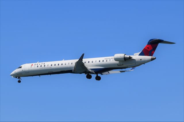 Canadair Regional Jet CRJ-700 (N184GJ)