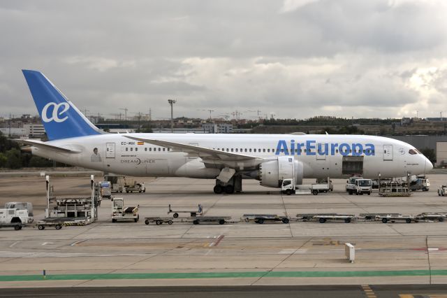 Boeing 787-8 (EC-MIH) - 20th Oct., 2019: "Julio Eglesias" undergoing some deep cleaning on the apron at Madrid Barajas.