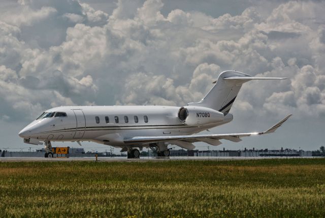 Canadair Challenger 350 (N708Q)