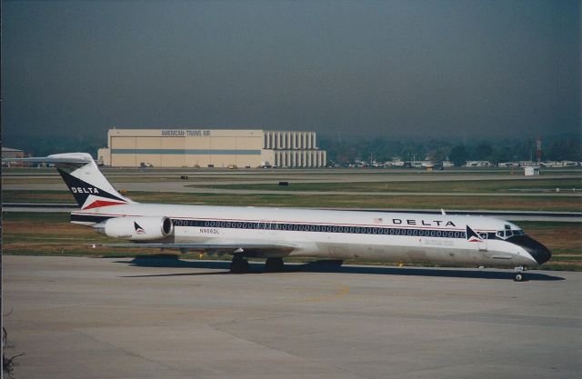 McDonnell Douglas MD-80 (N906DA) - WIDGET!