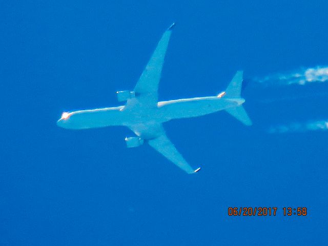 BOEING 767-300 (N677UA)