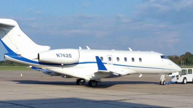 Bombardier Challenger 300 (N742E)