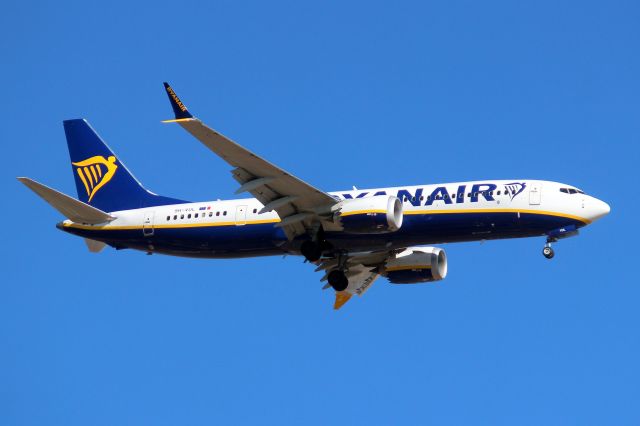 Boeing 737 MAX 8 (9H-VUL) - On short finals for rwy 07 on 25-Mar-22 operating Ryanair flight RYR1811 from LIMC.