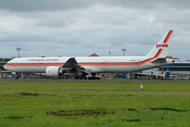 Boeing 777-200 (PK-GIK) - "Brand Logo 1969-1985" liverybr /RétroJet