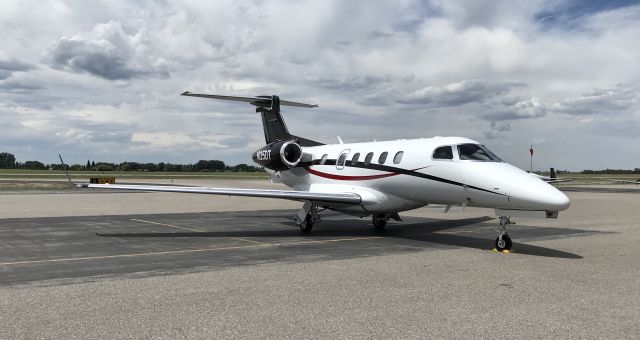 Embraer Phenom 300 (N125DT)