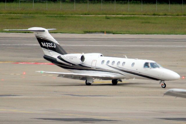Cessna Citation CJ4 (N432CJ) - Taxiing to the EBACE ramp on 26-May-24 arriving from EGNR.