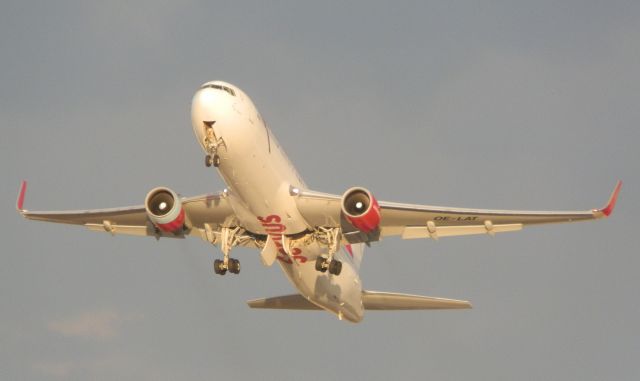 BOEING 767-300 (OE-LAT)