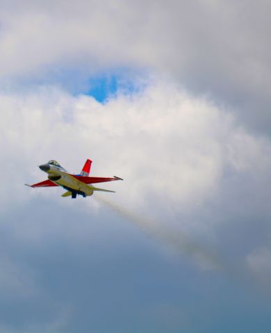 Lockheed F-16 Fighting Falcon —