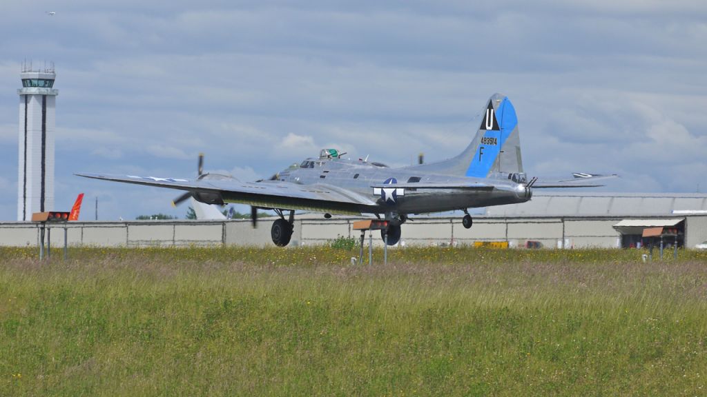 Boeing B-17 Flying Fortress (N9323Z) - B-17G Flying Fortress (Ser#44-83514) Sentimental Journey nearing touchdown on runway 34L, 6/24/12.