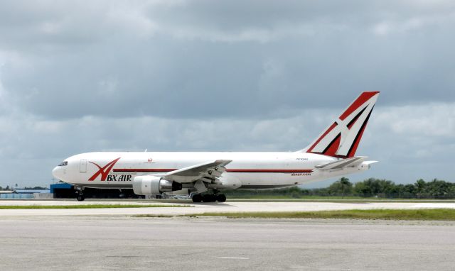 BOEING 767-300 (N745AX)