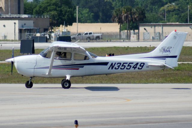 Cessna Skyhawk (N35549) - Like my photos? Follow me on twitter: @nsandin88