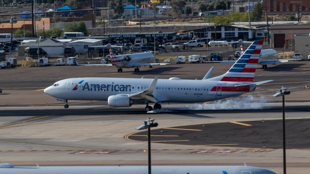 Boeing 737-800 (N984NN) - American Airlines 737-800 landing at PHX on 5/1/2022. Taken with a Canon 850D and Canon 75-300mm lens.