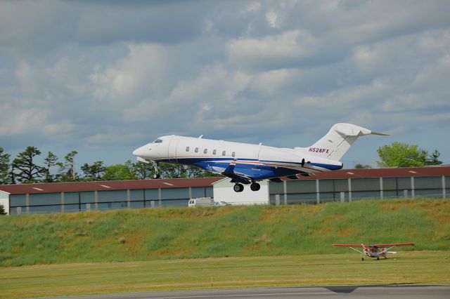 Bombardier Challenger 300 (N528FX)