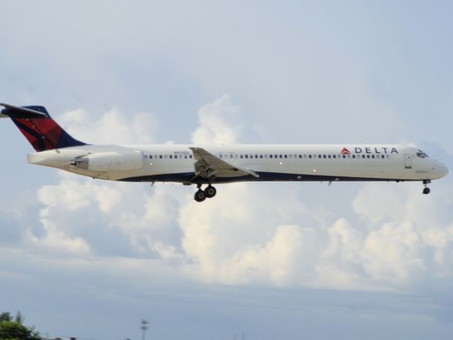 McDonnell Douglas MD-88 (N913DL)